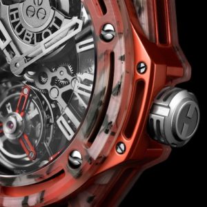 Die sechs Titanschrauben in der Lünette aus farbigem Verbundmaterial sind wie Tennisbälle geformt.