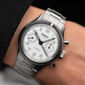 Die 417 ES Moby Dick ist auch an einem dreireihigen Edelstahlband erhältlich.