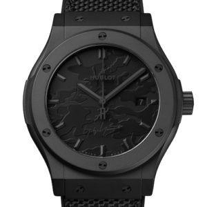 Die Hublot Classic Fusion Yohji Yamamoto ist im All Black-Design gehalten.