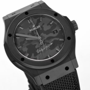 Das matte Zifferblatt ist mit einem Tarnmuster versehen, das Schwarz in Schwarz gehalten ist.