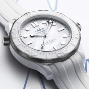 Die Drehlünette der Taucheruhr aus weißer Keramik ist mit einem erhabenen Relief versehen.