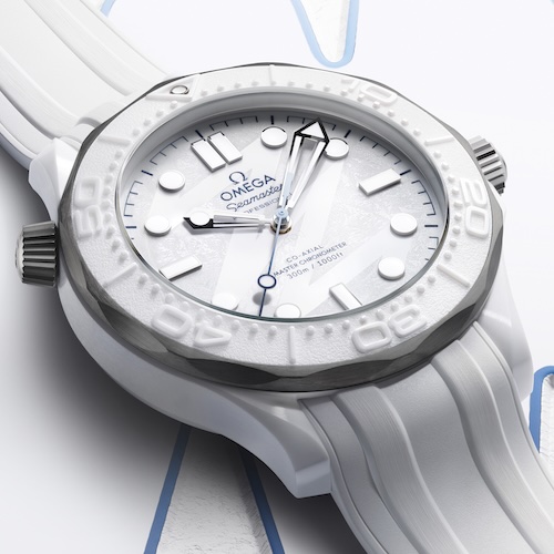 Die Drehlünette der Taucheruhr aus weißer Keramik ist mit einem erhabenen Relief versehen.