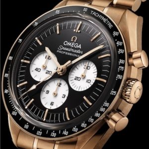 Die schwarze Keramiklünette der Speedmaster Moonwatch ist mit einer Tachymeterskala aus weißem Emaille versehen.