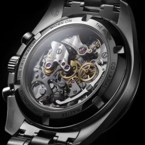 Der Saphirglasboden der Speedmaster Moonwatch gibt den Blick frei auf das Master-Chronometer Kaliber 3861.