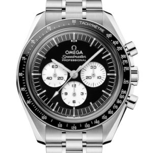 Das schwarz lackierte Zifferblatt der Omega Speedmaster Moonwatch Professional besitzt weiße Hilfszifferblätter.