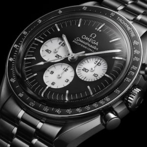 Die Zeiger und Indizes der Edelstahl-Variante sind rhodiniert und mit Super-Luminova versehen.