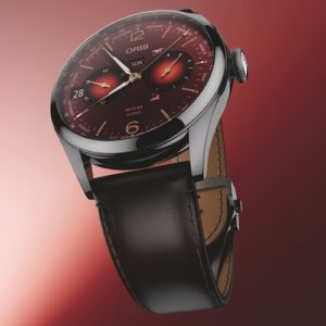 Das Armband aus braunem Pferdeleder ist mit einer Faltschließe ausgestattet.