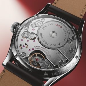 Der verschraubte Gehäuseboden gibt mit einem Saphirglas den Blick auf das Oris-eigene Calibre 113 frei.