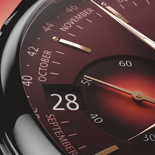 Das Datum befindet sich in einem Fenster bei neun Uhr und ist mit der Zifferblattfarbe hinterlegt.