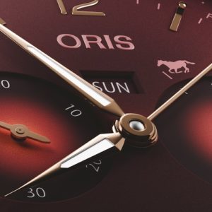 Die Wochentagsanzeige befindet sich in einem Fenster bei zwölf Uhr. Das galoppierende Pferd signalisiert den Vollaufzug.