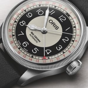 Die großformatige Krone und die kannelierte Lünette zeigen die Abstammung von einer Pilotenuhr.