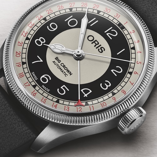 Die großformatige Krone und die kannelierte Lünette zeigen die Abstammung von einer Pilotenuhr.