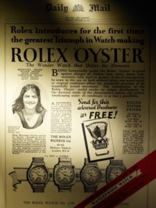 Wilsdorf bewarb die Rolex Oyster mit einer ganzseitigen Anzeige auf der Titelseite der Daily Mail.