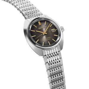 Die eng verwobenen Glieder des Edelstahlbandes machen es geschmeidig.