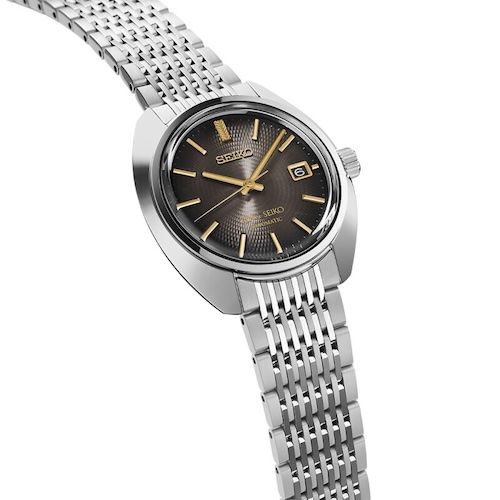 Die eng verwobenen Glieder des Edelstahlbandes machen es geschmeidig.