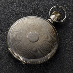 Diese von Seiko importierte Taschenuhr wurde mit dem Nanako-Muster garviert.