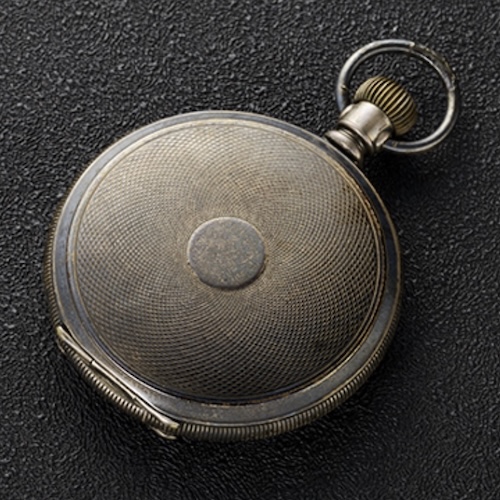 Diese von Seiko importierte Taschenuhr wurde mit dem Nanako-Muster garviert.