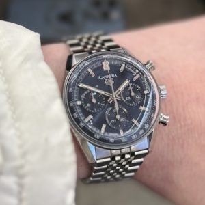 Die blaue Referenz der TAG Heuer Carrera an meinem Handgelenk.