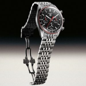 Das siebenreihige Edelstahlband wird von einer Faltschließe gesichert.