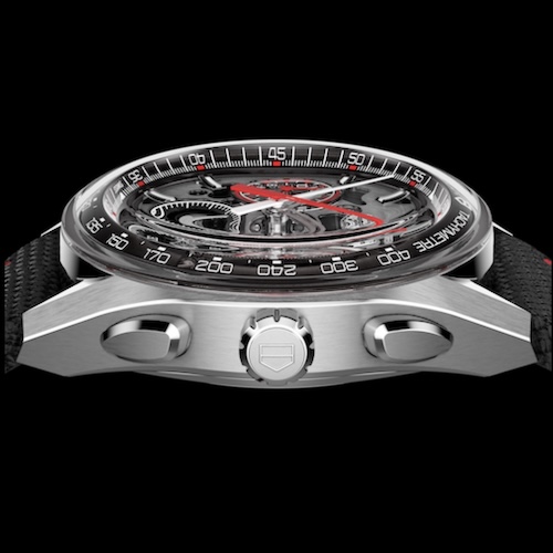 Durch das tief heruntergezogene Saphirglas ist die Tachymeterskala seitlich erkennbar.