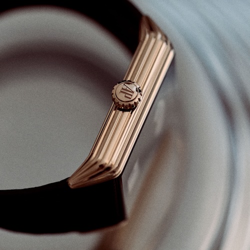 Die Bandanstöße verjüngen sich in einem Stromliniendesign.