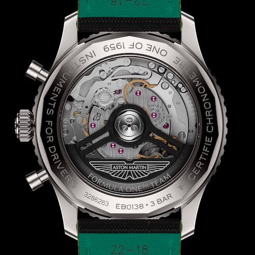 Breitling x Aston B01 Chronograph 43 Aston Martin Boden Die Schwungmasse aus Wolfram trägt das Logo des Formel-1-Teams von Aston Martin.