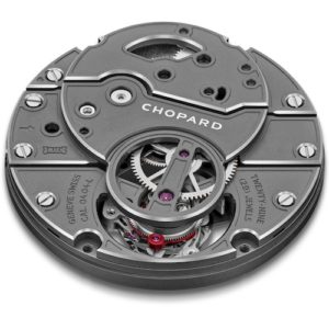 Das Handaufzug-Kaliber arbeitet mit einer Frequenz von vier Hertz und bietet eine Gangautonomie von 60 Stunden.