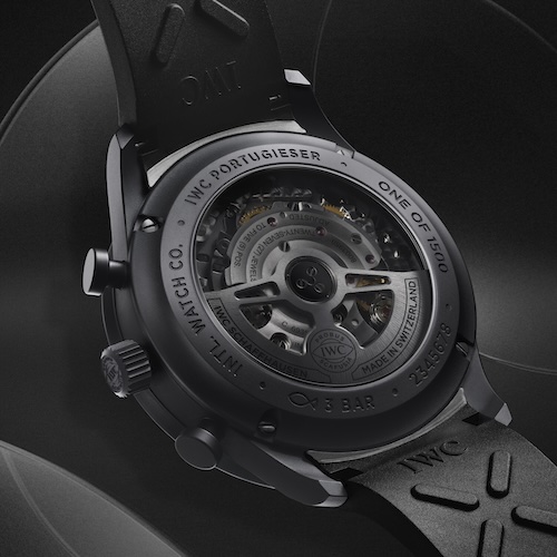 Das Saphirglas im Sichtbodens des Chronographen ist dunkel getönt.