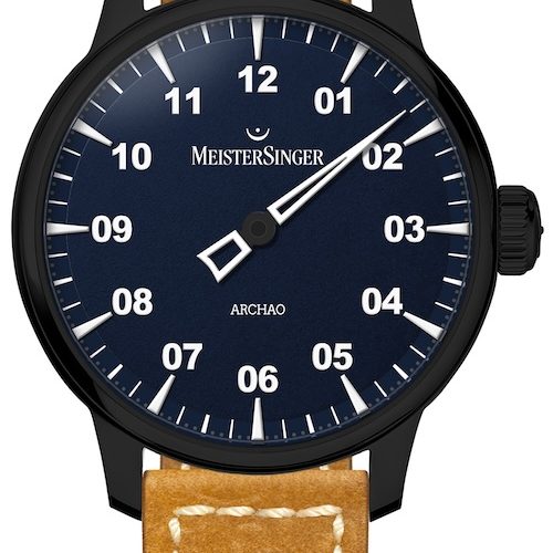 Meistersinger Archao Blau Das Lederband mit weißen Kontrastnähten ist auf die Zifferblattfarbe abgestimmt.