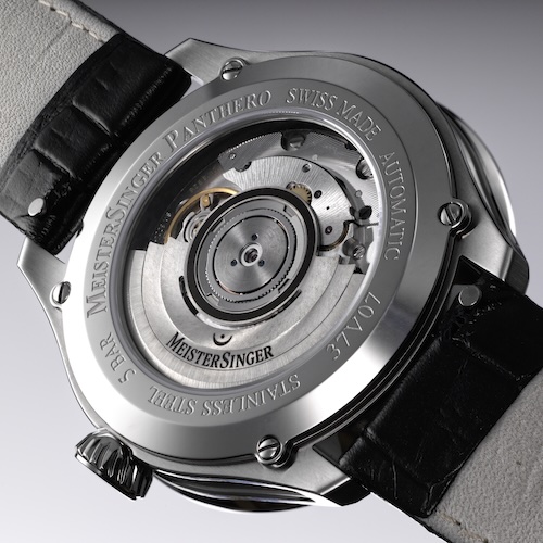 Das Logo und der zentrale Kreis um das Lager des Rotors sind in Anthrazit ausgeführt.