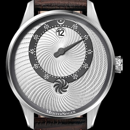 Meistersinger Panthero Guilloche Front Das Jubiläumsmodell mit guillochiertem Zifferblatt aus Silber.