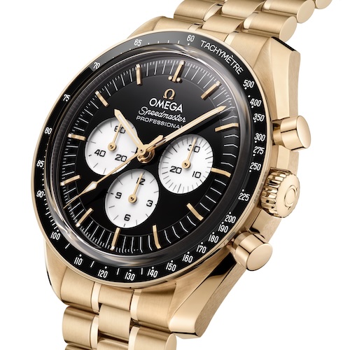 Gehäuse und Band der Omega Speedmaster Moonwatch Professional mit axchwrzweißem Zifferblatt ist aus Moonshine-Gold gefertigt.