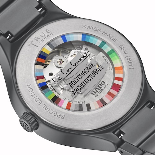 Auf dem Saphirglas im Titanboden befindet sich ein Kreis aus 63 digital gedruckten Farbstreifen.