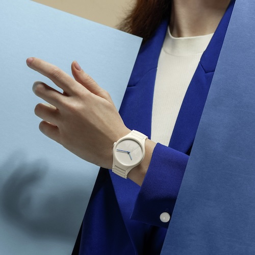 Das Gehäuse und das Band aus Keramik nimmt schnell die Körperwärme an.