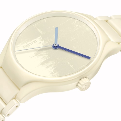 Das Zifferblatt der Rado True Round x Les Couleurs Le Corbusier erinnert an Sichtbeton.