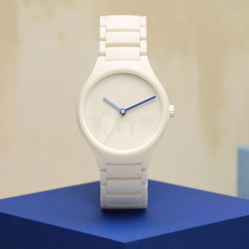 Die Rado True Round x Les Couleurs Le Corbusier Ivory White mit einer lasergravierten Betonoberfläche auf dem Zifferblatt.