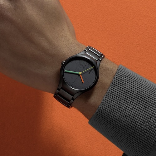 Die lackierten Zeiger der Ivory Black sind inPowerful Orange (4320S), Emerald Green (4320G) und Olive Green (4320F) gehalten.