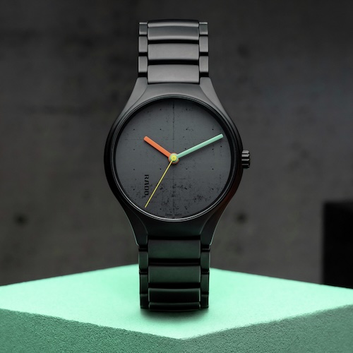 Das monochrome Zifferblatt wird jeweils mit drei Tönen aus Le Corbusiers Farbuniversum durchbrochen.