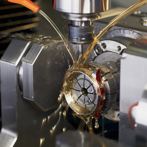 SUG CNC Fertigung Die SUG verfügt über CNC-Dreh- und Fräsautomaten mit bis zu fünf Achsen.