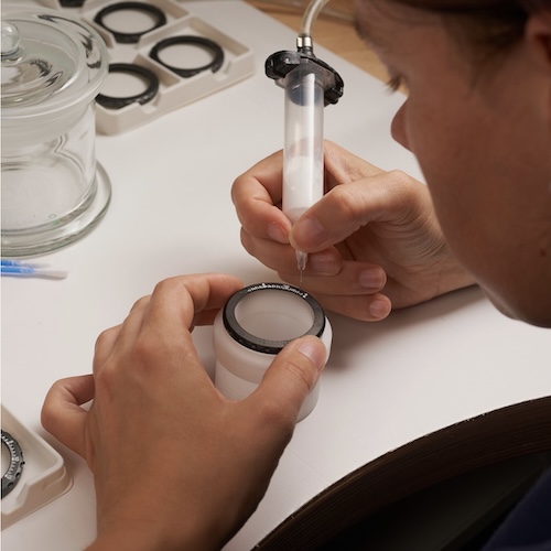 SUG Montage Die Armbanduhrgehäuse werden aus bis zu 40 Einzelteilen montiert und auf Wasserdichtheit geprüft.