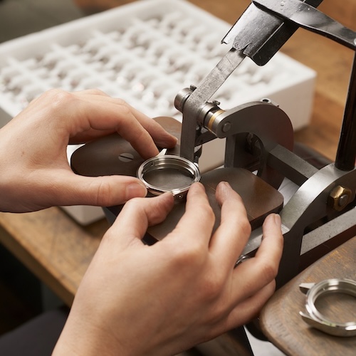 SUG Polieren An Schleif- und Poliermaschinen werden die Uhrengehäuseteile veredelt.