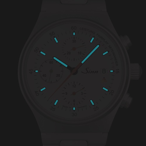 Indizes, Stunden- und Minutenzeiger sind mit Leuchtfarbe belegt.