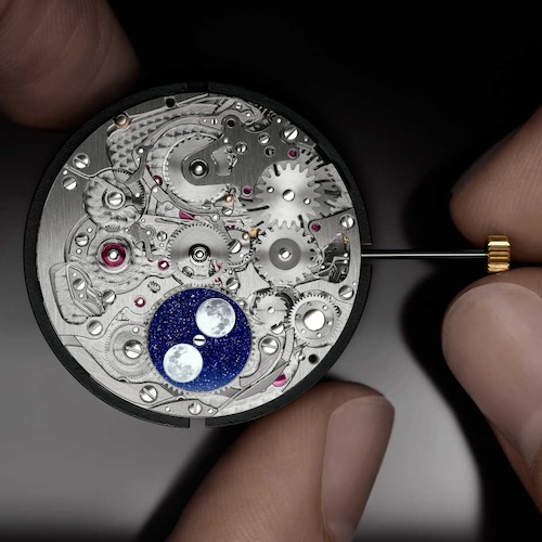 Das Kaliber 7138 von Audemars Piguet steuert den Ewigen Kalender ausschließlich über die Krone.