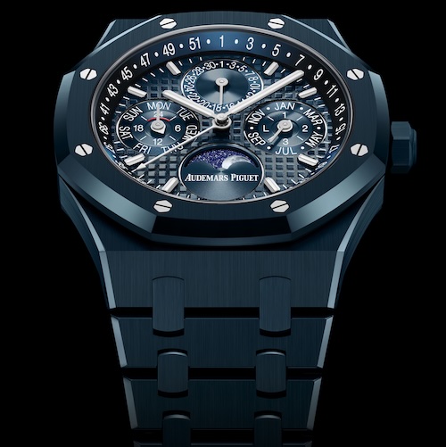 Das Armband aus blauer Keramik ist mit einer Faltschließe aus Titan versehen.