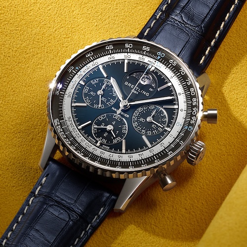 Die Platinversion des Breitling Navitimer B19 Chronograph Ewiger Kalender wird an einem blauen Alligatorlederbnd getragen.