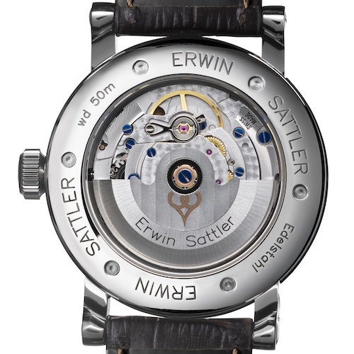 Das automatische Kaliber STP 1-21 ist mit Perlagen, Genfer Streifen und einem gravierten Rotor versehen.