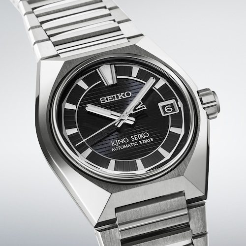 King Seiko Vanac Titan HKF003 Schwarz Seidenmattes Schwarz setzt die grafische Ruhe des Zifferblatts in Szene.