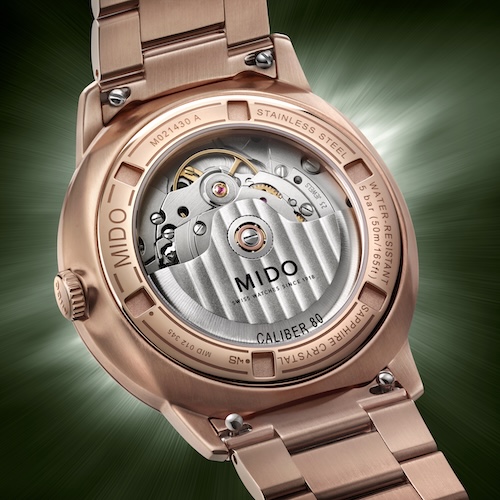 Das tiefgrüne Zifferblatt ist mit einem Sonnenschliff versehen.