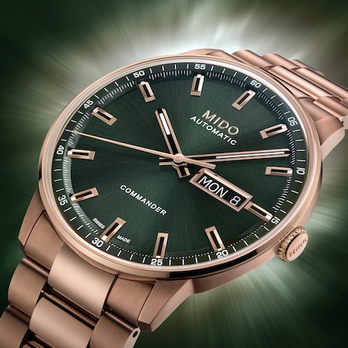 Das tiefgrüne Zifferblatt ist mit einem Sonnenschliff versehen.