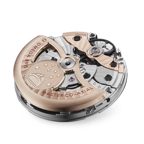 Omega Kaliber 8915 Das Omega Kaliber 8915 ist für die Edelmetall-Versionen reserviert. Rotor und Unruhbrücke sind aus Gold gefertigt.